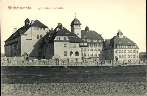 Ak Bischofswerda in Sachsen, Kgl. Lehrer Seminar, Totalansicht, Wiese