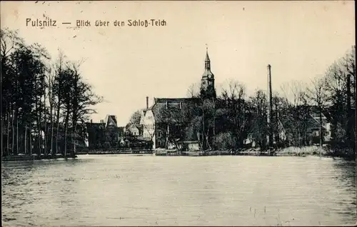 Ak Pulsnitz Sachsen, Blick über d. Schloß Teich, Kirche