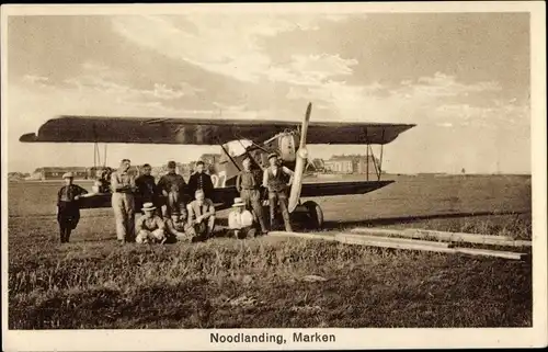 Ak Marken Nordholland, Noodlanding, Notlandung auf einer Wiese, Flugzeug