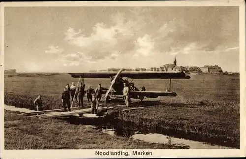 Ak Marken Nordholland, Noodlanding, Notlandung auf einer Wiese