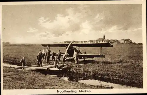 Ak Marken Nordholland, Noodlanding, Notlandung auf einer Wiese