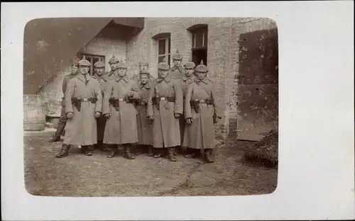 Foto Ak Deutsche Soldaten in Uniformen mit Pistolen, Sächsisches Pionier Batl. 22