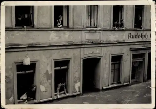 Foto Greiz im Vogtland, Breitscheidstraße 25, Anwohner an den Fenstern, Hochwasser 1954