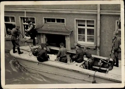 Foto Greiz im Vogtland, Breitscheidstraße 27, Hochwasser 1954, Motorboot