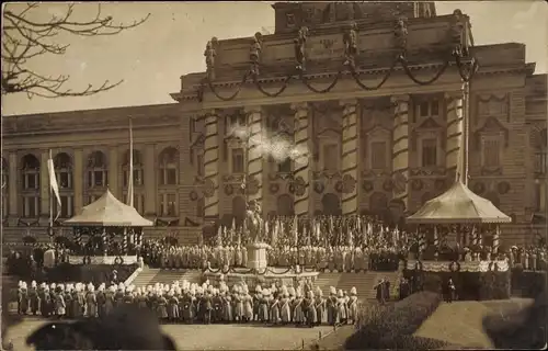 Foto Ak München Bayern, Adel Bayern, Soldaten in Uniformen, Bayrische Staatskanzlei