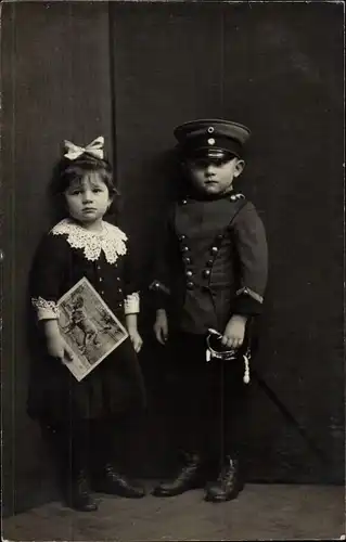 Foto Ak Wrocław Breslau Schlesien, Mädchen und Junge in Uniform