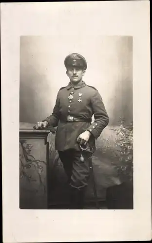Foto Ak Deutscher Soldat in Uniform, Offizier, Bayerischer Verdienstorden, Eisernes Kreuz