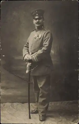 Foto Ak Deutscher Soldat in Uniform, Sergeant mit Ordens Spange