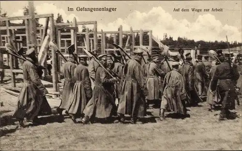 Ak Im Gefangenenlager, Auf dem Wege zur Arbeit, I. WK