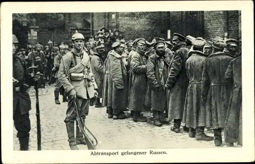 Ak Abtransport gefangener Russen, Deutscher Soldat in Uniform, I. WK