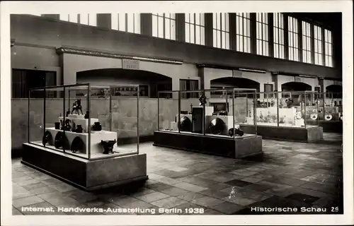 Ak Internationale Handwerks-Ausstellung Berlin 1938, Historische Schau, Vitrinen