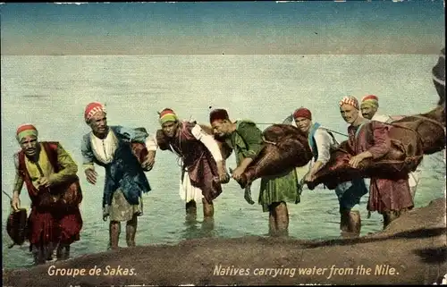 Ak Groupe de Sakas, Natives carrying water from the Nile, Wasserträger