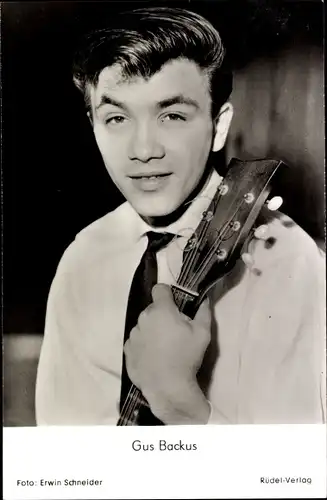 Ak Sänger Gus Backus, Portrait mit Gitarre