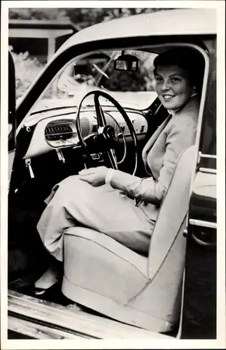 Ak Prinzessin Beatrix der Niederlande in einem Automobil, Fiat 1400, Portrait 1956