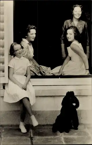 Ak Prinzessinnen Beatrix, Irene, Margriet und Marijke der Niederlande, Paleis Soestdijk, Pudel