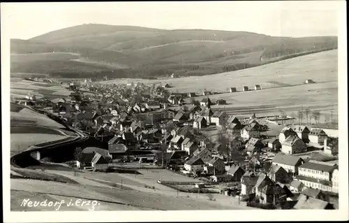 Foto Ak Neudorf Sehmatal im Erzgebirge, Panorama, Fichtelberg