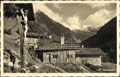 Ak Gerstruben Oberstdorf im Oberallgäu, Blick über Haus ins Gebirge, Jesuskreuz