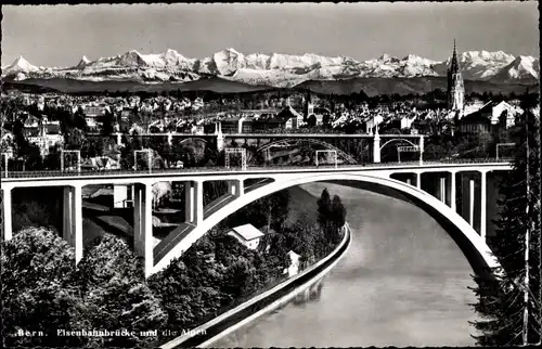 Ak Bern Stadt Schweiz, Eisenbahnbrücke und die Alpen