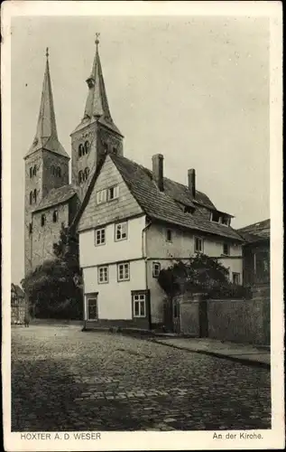 Ak Höxter in Nordrhein Westfalen, Straßenpartie mit Blick zur Kirche