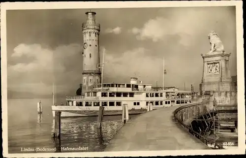 Ak Lindau am Bodensee Schwaben, Hafeneinfahrt mit Löwe, Leuchtturm