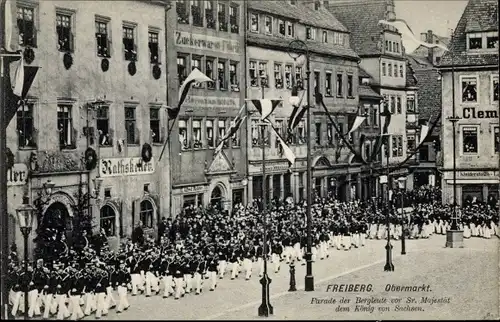 Ak Freiberg in Sachsen, Obermarkt, Parade der Bergleute vor Sr. Majestät dem König von Sachsen