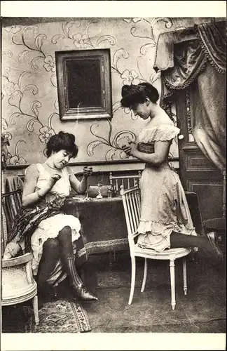 Ak Parisiennes fin de siecle, Frauen am Tisch, Wohnstube, Strümpfe