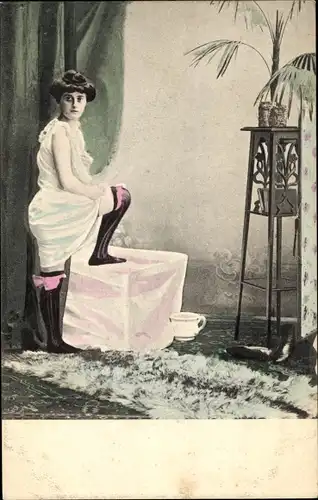 Ak Frau in Unterwäsche, Strümpfe, Blume, Teppich