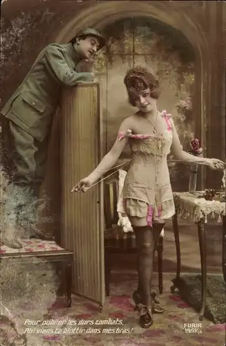 Ak Frau in Unterwäsche, Strümpfe, Verliebter Mann