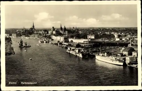 Ak Szczecin Stettin Pommern, Hafenpartie mit Blick auf den Ort, Dampfschiff