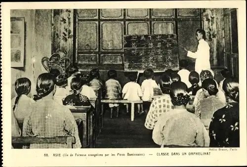 Ak Asiatische Waisenkinder in der Schule, Unterricht, Lehrer an der Tafel, Dominikaner Mission