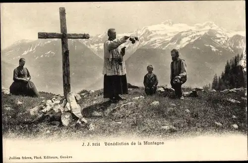 Ak Benediction de la Montagne, Geistlicher, Kniende Menschen, Berglandschaft