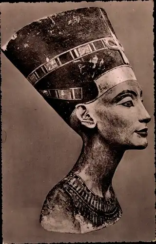 Ak Painted limestone bust of Queen Nefertiti, wife of Echnaton 16th Dyn.