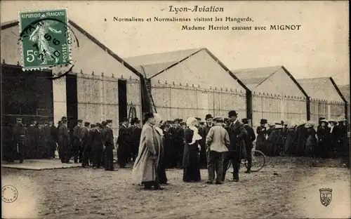 Ak Lyon Rhône, Aviation, Madame Herriot causant avec Mignot