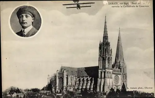 Ak Chartres Eure et Loir, Garaix sur biplan survole la Cathedrale