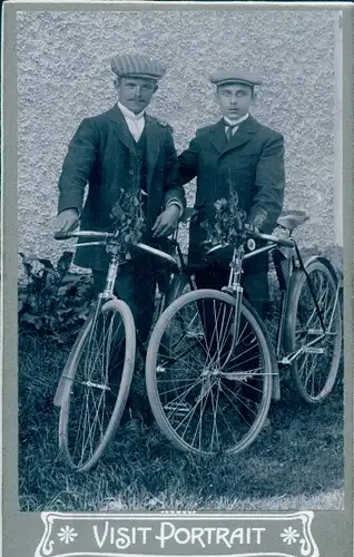 CdV Plauen im Vogtland, Zwei Männer mit Fahrrädern, Portrait, um 1900