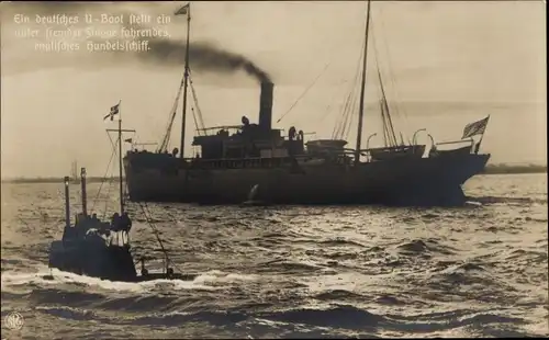 Ak Deutsches Unterseeboot, U-Boot stellt unter fremder Flagge fahrendes englisches Handelsschiff