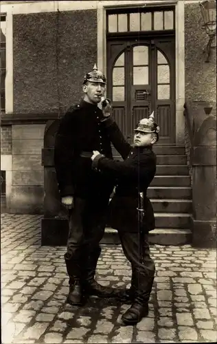 Foto Ak Sächsisches Pionier Batl. 22, Soldat und Junge in Uniformen
