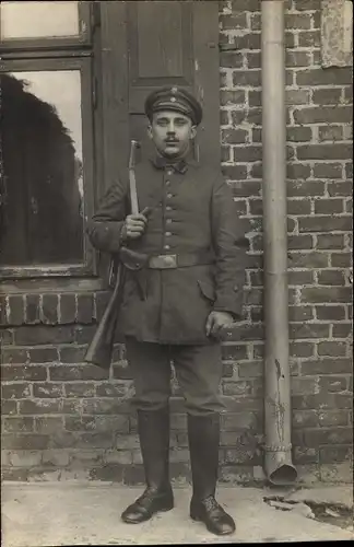 Foto Ak Deutscher Soldat in Uniform, Postschutz, Kavalerie Karabiner und Pistole