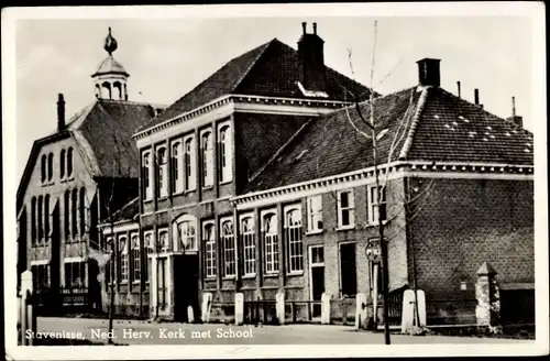 Ak Stavenisse Zeeland Niederlande, Ned. Herv. Kerk met School