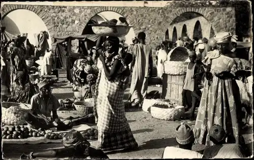 Ak Dakar Senegal, Au Marche de Medina, Frau trägt Waren auf dem Kopf, Obst, Gemüse