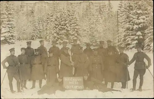 Foto Ak Deutsche Soldaten in Uniformen, Tatickovi Hosi, Gruppenbild, Kaiserzeit