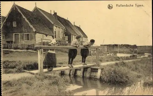 Ak Hollandsche Typen, Kinder in niederländischen Trachten, Brücke, Fluss, Wohnhäuser