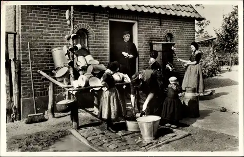 Ak Veluwsche Kleederdracht, Niederländische Tracht, Familie, Eimer, Wohnhaus
