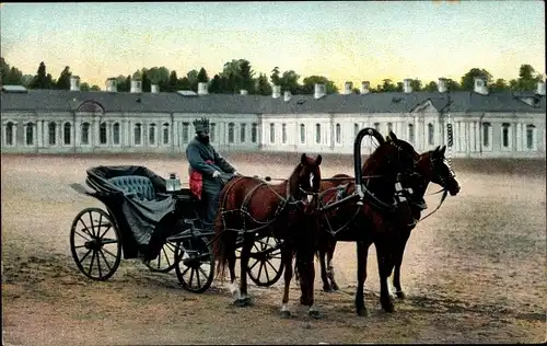 Ak Ansicht einer russischen Kutsche mit Gebäude im Hintergrund