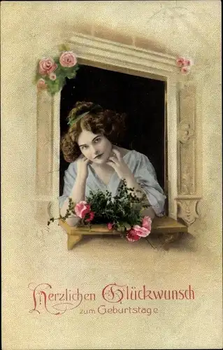 Ak Glückwunsch Geburtstag, Frau am Fenster, Blumen