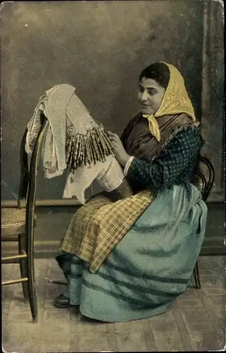 Ak Malta, Lace, Malteserin beim Klöppeln, Tracht