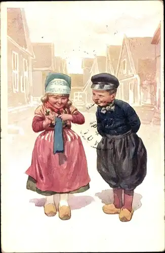 Künstler Ak Feiertag, K., Mädchen mit einem Verehrer, Niederländische Trachten, Pfeife