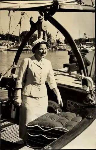 Ak Prinzessin Beatrix der Niederlande, op haar jacht De Groene Draak, 1957