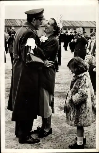 Ak Königin Juliana der Niederlande, Prinz Bernhard, Prinzessinnen, Schiphol 1950