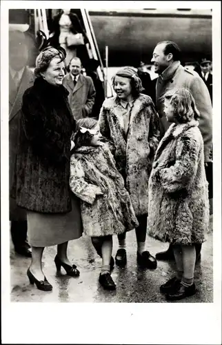 Ak Königin Juliana der Niederlande, Prinz Bernhard, Prinzessinnen Beatrix, Irene, Margriet